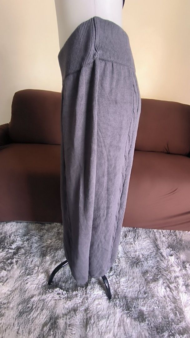 Plains & Prints Knit Skirt (Category: Skirts) located in Antipolo. Submitted by secondcharmstore (Listing ID 1430887043, Image 3). Description: sale 500 Gray knit skirt from Plains & Prints. It features a unique diamond pattern and cable knit detailing. The skirt has a comfortable, wide waistband. The size is M. The original price tag is still attached. It is a versatile piece that can be dressed up or down. original price P1598 waist: 28-34 inch