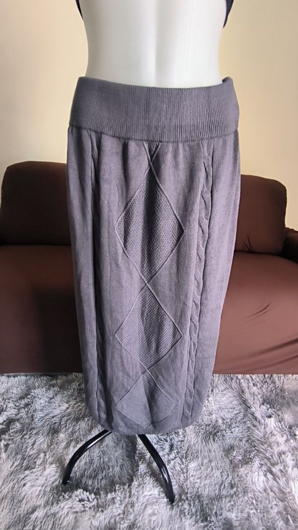Plains & Prints Knit Skirt (Category: Skirts) located in Antipolo. Submitted by secondcharmstore (Listing ID 1430887043, Image 2). Description: sale 500 Gray knit skirt from Plains & Prints. It features a unique diamond pattern and cable knit detailing. The skirt has a comfortable, wide waistband. The size is M. The original price tag is still attached. It is a versatile piece that can be dressed up or down. original price P1598 waist: 28-34 inch