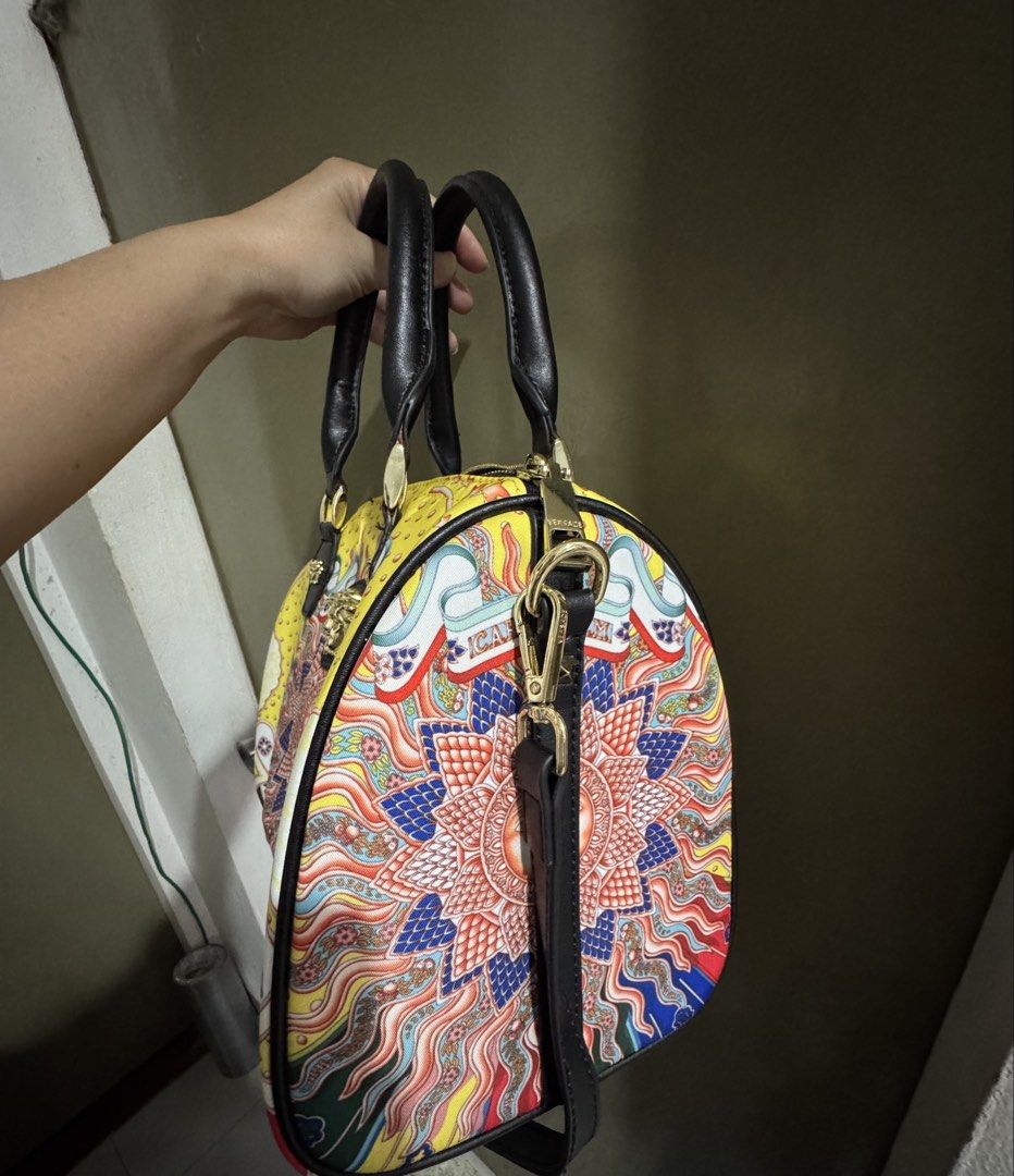Printed Handbag with Gold Hardware (Category: Beach Bags) located in Bacoor. Submitted by efanidem (Listing ID 1430969497, Image 2). Description: Small size .