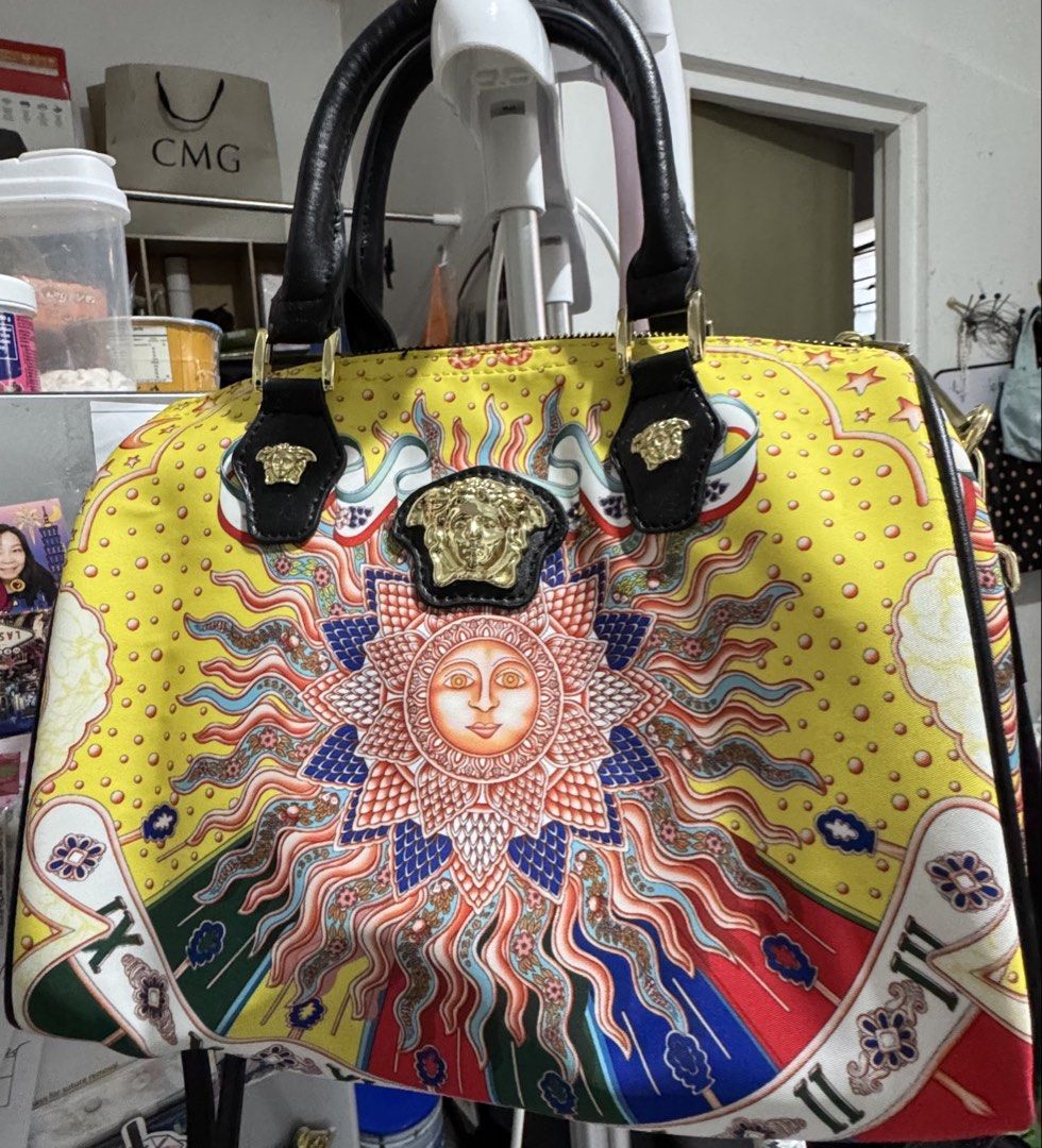 Printed Handbag with Gold Hardware (Category: Beach Bags) located in Bacoor. Submitted by efanidem (Listing ID 1430969497, Image 3). Description: Small size .
