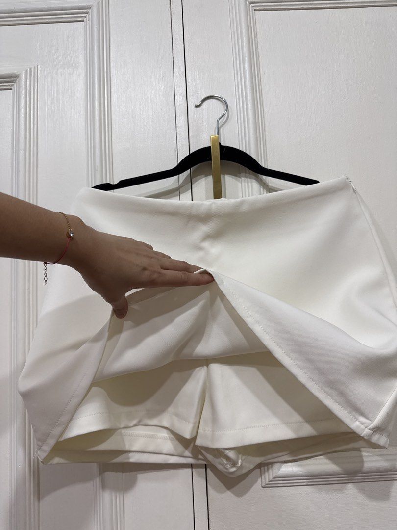 Promthong White Skirt XL (Category: Skirts) located in Manila. Submitted by style.chambers (Listing ID 1430971567, Image 3). Description: Bnew never worn, just washed White skirt from Promthong. The skirt has a hidden zipper. It is a versatile piece that can be dressed up or down. Zara quality.
