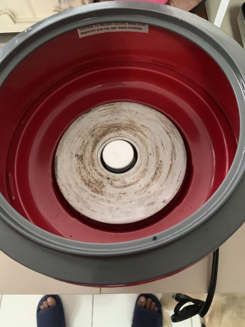 Rice Cooker (Category: Cookers) located in Quezon City. Submitted by zedricc (Listing ID 1430895864, Image 3). Description: Hanabishi Rice Cooker (Red).