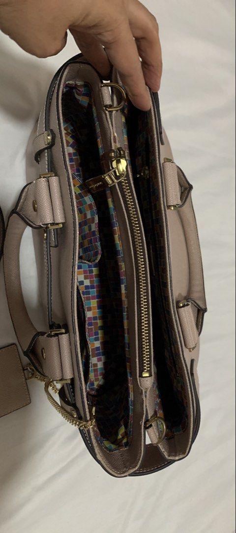 Samantha Thavasa Handbag (Category: Luxury Bags & Wallets) located in Makati City. Submitted by aliahs_personal_item (Listing ID 1430853147, Image 3). Description: RFS: Decluttering Good as new Clean, no flaws.