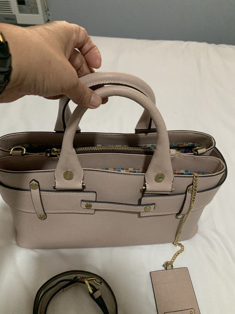 Samantha Thavasa Handbag (Category: Luxury Bags & Wallets) located in Makati City. Submitted by aliahs_personal_item (Listing ID 1430853147, Image 2). Description: RFS: Decluttering Good as new Clean, no flaws.