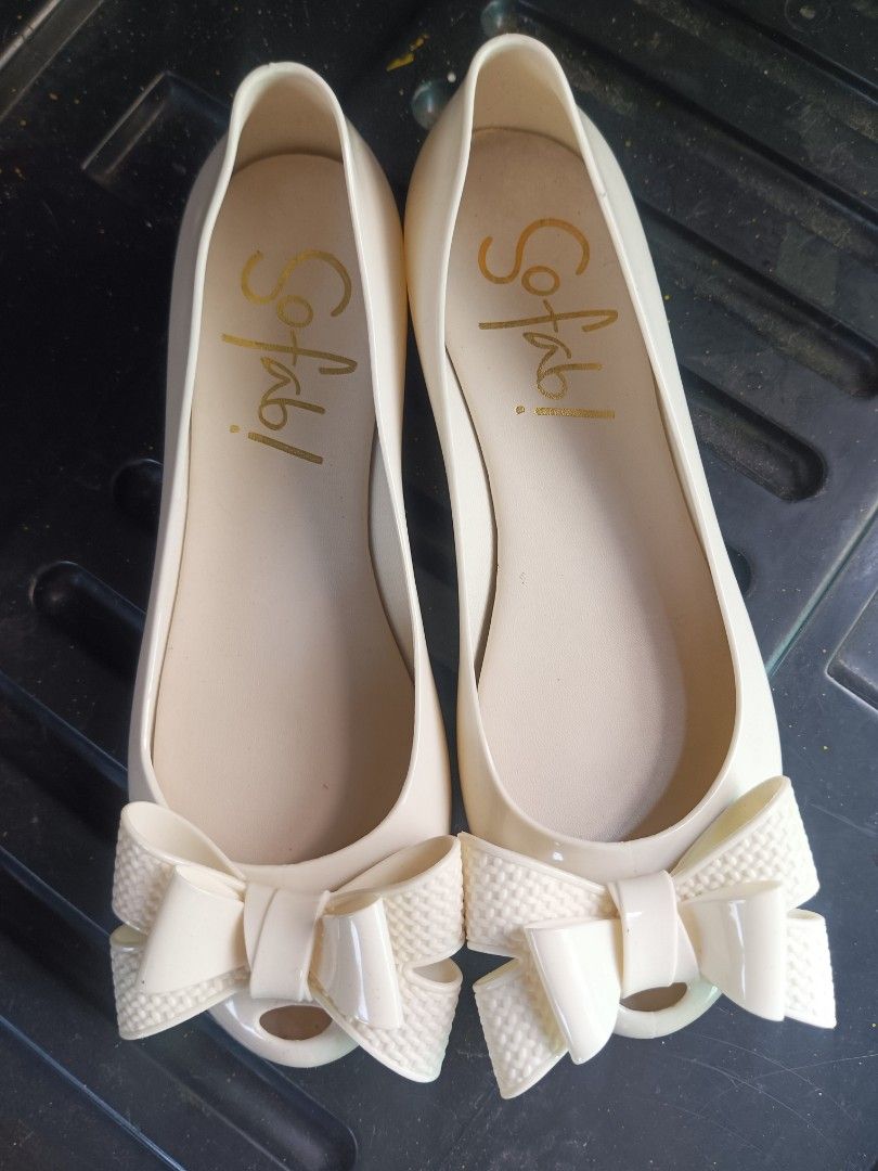 Sofab! Bow Flats - Size 37 (Category: Flats & Sandals) located in Malabon City. Submitted by mslalan (Listing ID 1430806346, Image 1). Description: Cream-colored Sofab! flats with bow detail. The shoes have a peep-toe design. The soles show size 35 and the model number HH-1916. The shoes appear to be made of a rubbery material..
