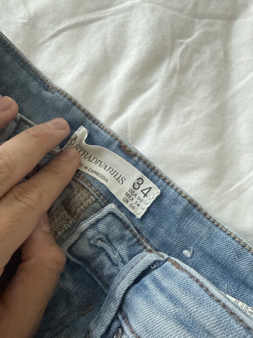 Stradivarius Skinny Jeans - Size 34 (Category: Jeans) located in Taguig. Submitted by prelovedSB (Listing ID 1430829689, Image 2). Description: - Stradivarius Skinny Jeans - Size 34 - Light wash - Classic skinny fit.