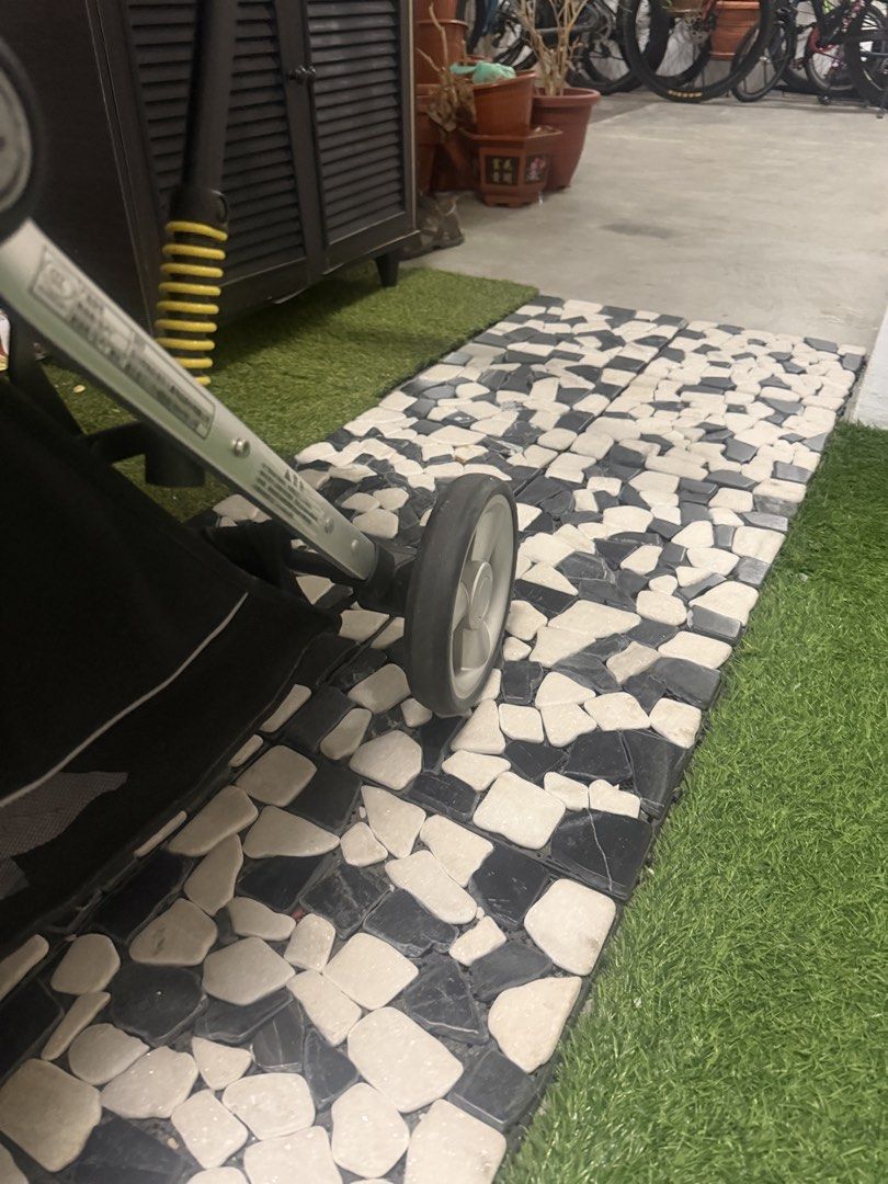 Stroller (Category: Strollers) located in Singapore. Submitted by deepikaprasad (Listing ID 1430936728, Image 6). Description: Its baby stroller and it has option to rotate 2 sides.