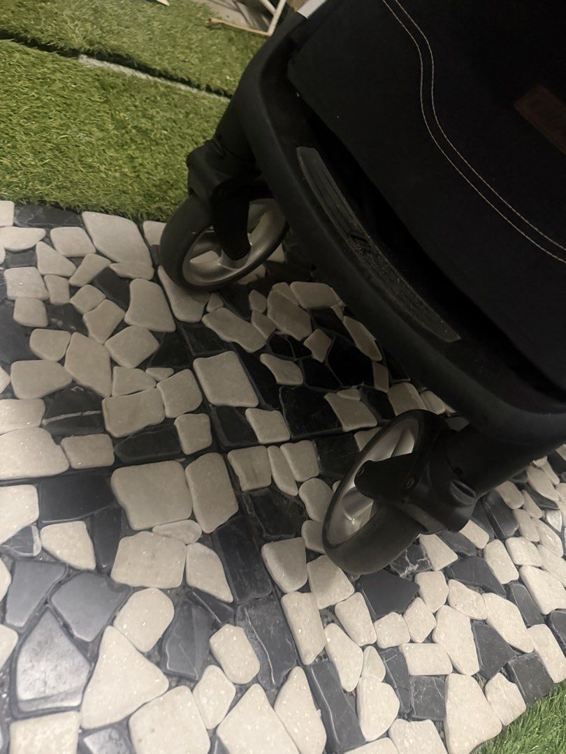 Stroller (Category: Strollers) located in Singapore. Submitted by deepikaprasad (Listing ID 1430936728, Image 4). Description: Its baby stroller and it has option to rotate 2 sides.