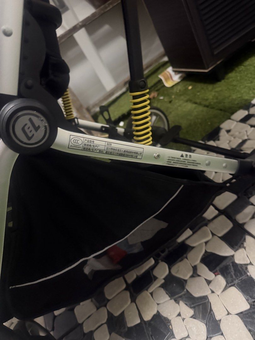 Stroller (Category: Strollers) located in Singapore. Submitted by deepikaprasad (Listing ID 1430936728, Image 5). Description: Its baby stroller and it has option to rotate 2 sides.