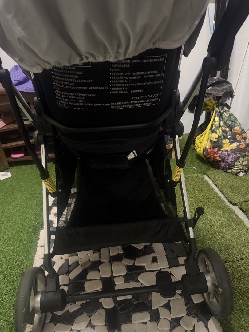 Stroller (Category: Strollers) located in Singapore. Submitted by deepikaprasad (Listing ID 1430936728, Image 7). Description: Its baby stroller and it has option to rotate 2 sides.