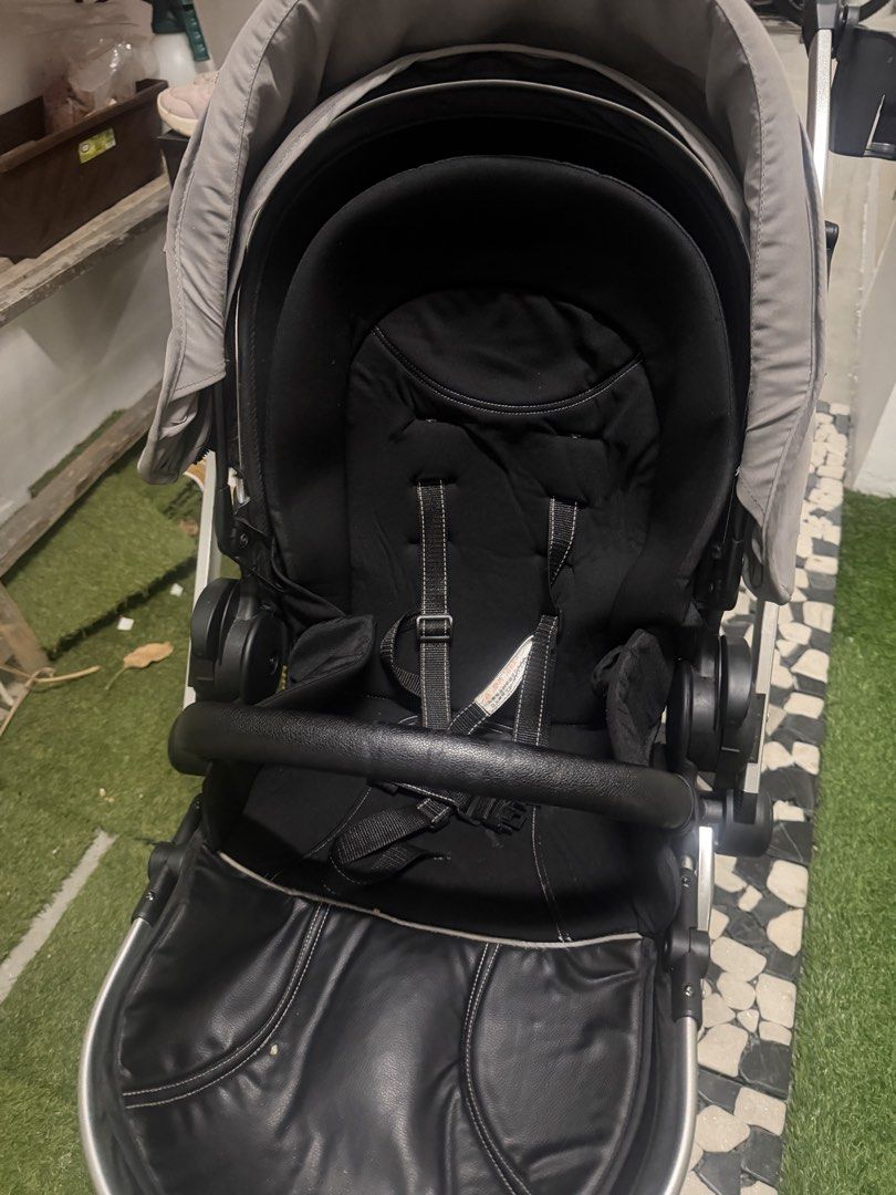 Stroller (Category: Strollers) located in Singapore. Submitted by deepikaprasad (Listing ID 1430936728, Image 3). Description: Its baby stroller and it has option to rotate 2 sides.