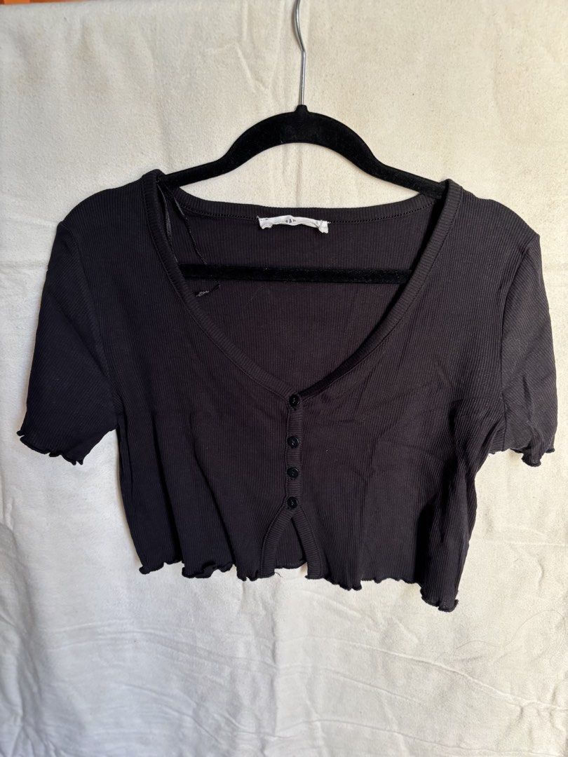Terranova Black Crop Top (Category: Sleeveless) located in Valenzuela. Submitted by tybur (Listing ID 1430898297, Image 2). Description: - Terranova Black Crop Top - Size: M - Condition: Excellent (USED ONLY ONCE) - Design: V-neck with button details - Perfect for casual wear.