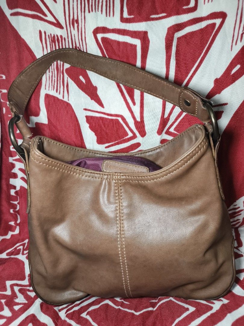 Tommy Hilfiger Brown Leather Handbag (Category: Tote Bags) located in Hermosa. Submitted by meowmingZ (Listing ID 1430880645, Image 2). Description: Authentic Tommy Hilfiger Leather Shoulder Bag In excellent used condition. .