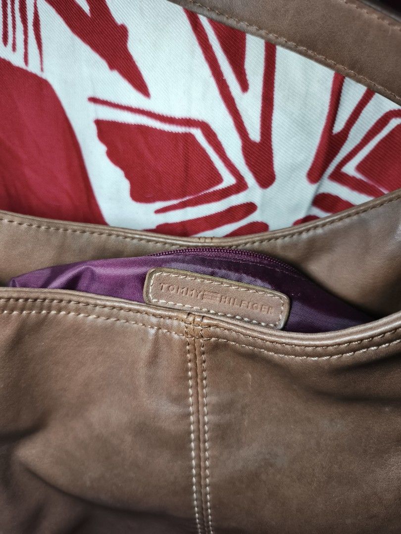 Tommy Hilfiger Brown Leather Handbag (Category: Tote Bags) located in Hermosa. Submitted by meowmingZ (Listing ID 1430880645, Image 3). Description: Authentic Tommy Hilfiger Leather Shoulder Bag In excellent used condition. .