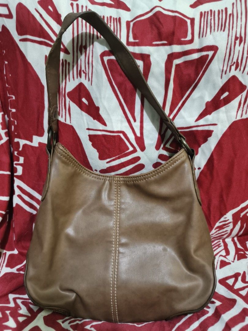 Tommy Hilfiger Brown Leather Handbag (Category: Tote Bags) located in Hermosa. Submitted by meowmingZ (Listing ID 1430880645, Image 1). Description: Authentic Tommy Hilfiger Leather Shoulder Bag In excellent used condition. .