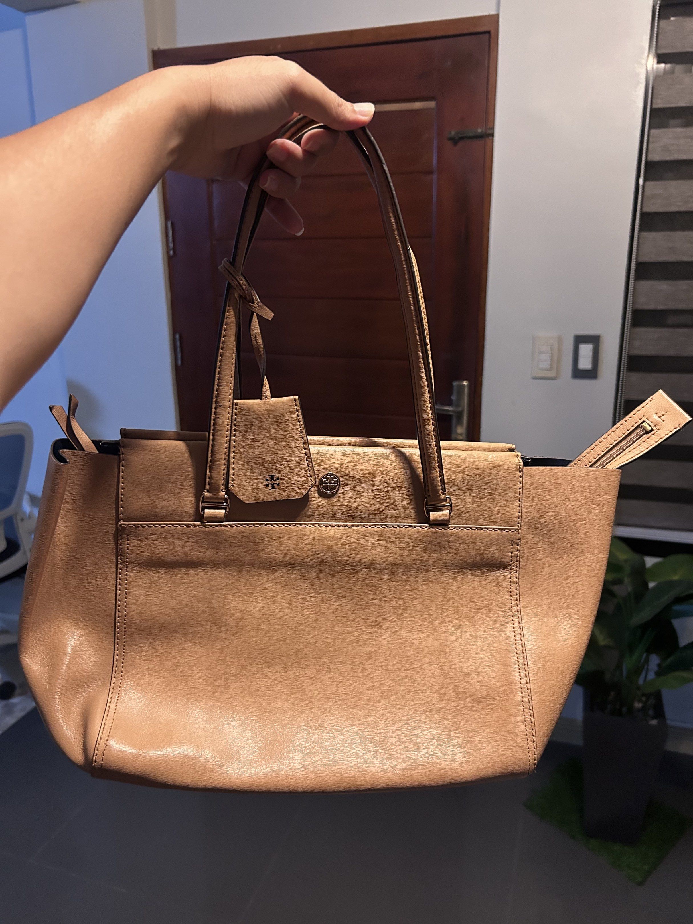 Tory Burch Leather Romy Tote Bag (Category: Luxury Bags & Wallets) located in Quezon City. Submitted by jaypee.abergas (Listing ID 1430804145, Image 1). Description: Excellent condition 2.3k Dm.