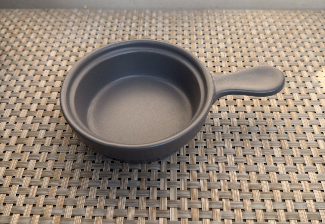 UK cute Grey Ceramic Baking Dish with Handle (Category: Bakeware) located in Bulacan. Submitted by fancy.surplusera (Listing ID 1430814362, Image 1). Description: Grey ceramic baking dish is perfect for individual servings. It features a convenient handle for easy handling. The bottom of the dish has a natural, unglazed finish. Ideal for baking and serving small portions. Condition: 10/10 Size: .