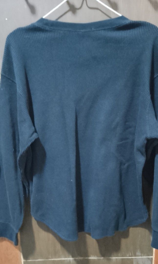 UNIQLO Black Semi-Quilted Sweater (Category: Coats, Jackets and Outerwear) located in Taguig. Submitted by flidethechemist (Listing ID 1430802949, Image 2). Description: Got it as a gift, but I didn't really use it since I don't wear black. I also have this in cream! 📏 Measurements: 📍Shoulder width: 44 cm 📍Arm length: 55 cm 📍Arm width: 22 cm 📍Body length: 65 cm 📍Body width: 55 cm 🔨 Material: 📍Made of 60% Cotton and 40% Polyester. 💃 Style