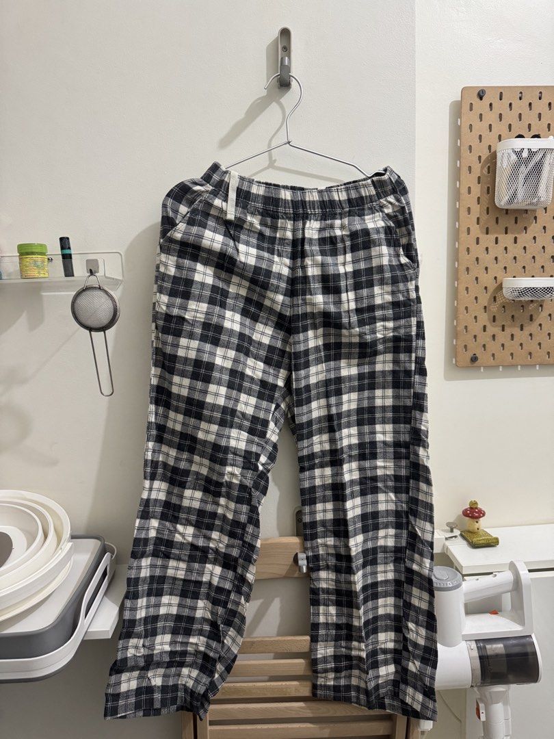 Uniqlo Plaid Pants - Size M (Category: Other Bottoms) located in Makati City. Submitted by gabisabi (Listing ID 1430943686, Image 1). Description: .