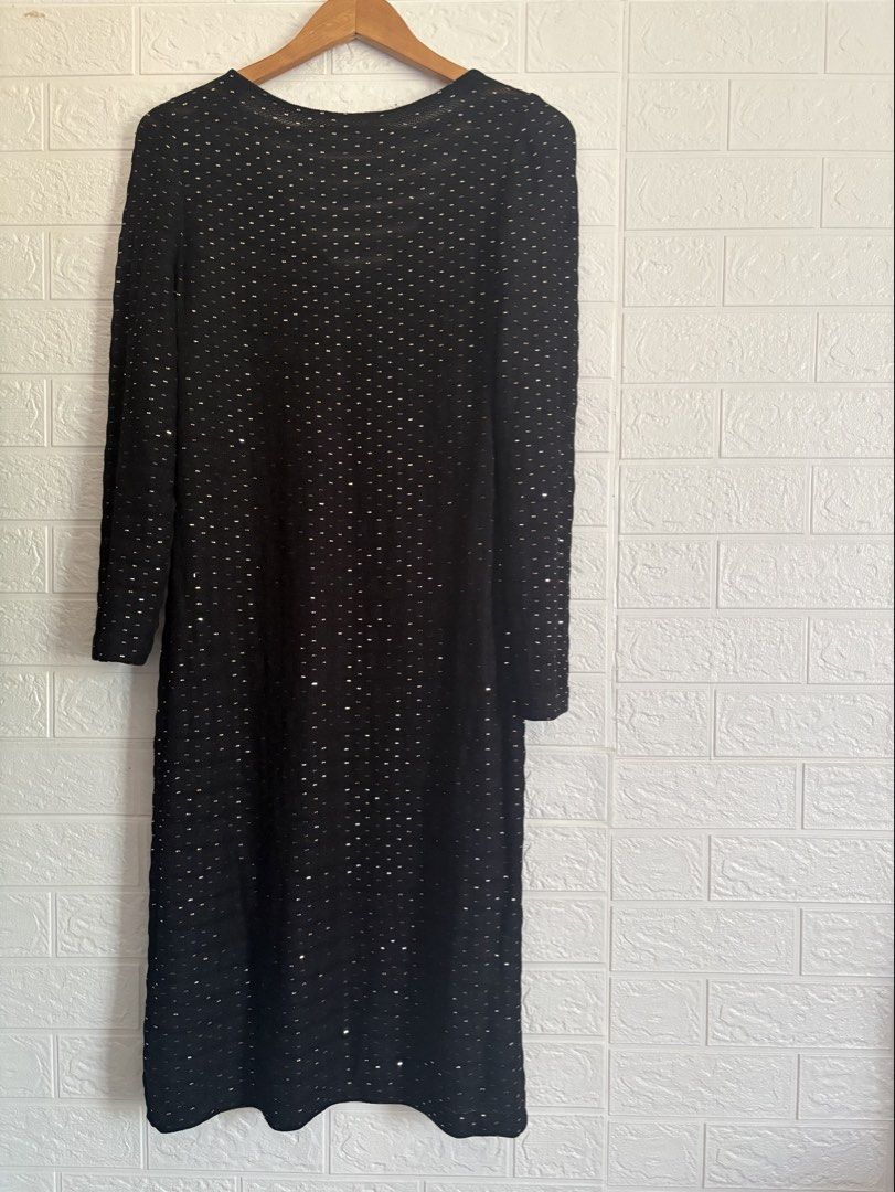 St. John Evening Black Sparkly Dress (Category: Evening dresses & gowns) located in Batangas. Submitted by purple_and_orange (Listing ID 1430814487, Image 1). Description: Elegant black dress by St. John Evening. Features a scoop neckline and long sleeves. Adorned with subtle embellishments throughout the fabric. Length 41.5inches.