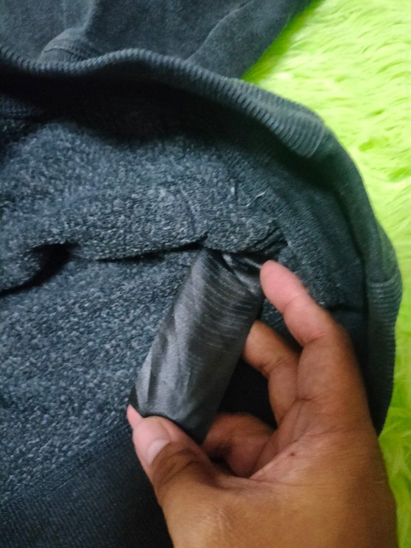 VOLCOM HALF BUTTON HOODIE (Category: Coats, Jackets and Outerwear) located in Calamba. Submitted by melvinmanaig (Listing ID 1430924155, Image 3). Description: DIMES 21*27 MAY KONTING NKA DIKIT LNG SLEEVE ARM PART, (REMOVEABLE) SMALL PIN SA ARM KITA SA PIC ISSUE.