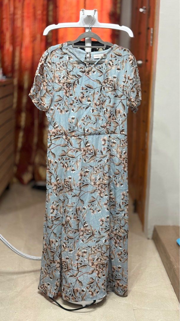 Wedding Guest Dress (Medium) Thrifted (Category: Dresses) located in Caloocan City. Submitted by _.helloItsMe (Listing ID 1430876885, Image 2). Description: Elegant long dress with slit Like a bakuna dress sleeve Waist 31 inches RFS: di kasya.