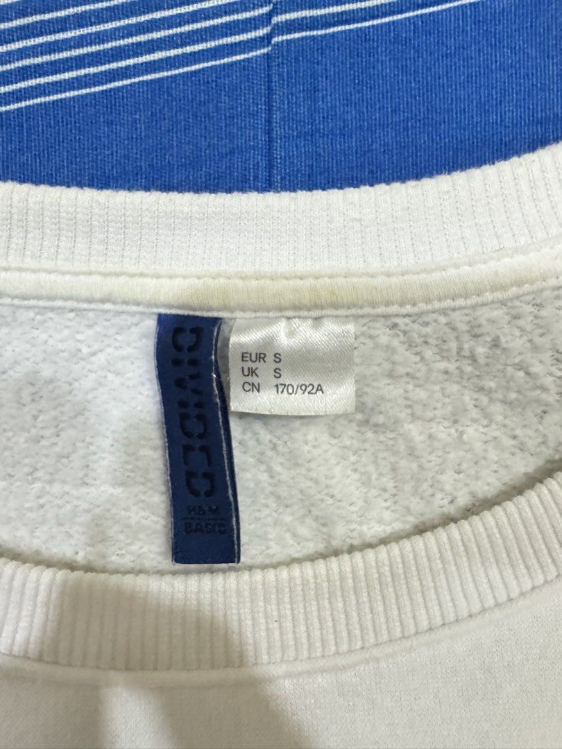 H&M White Crewneck Sweatshirt (Category: Coats, Jackets and Outerwear) located in Bacoor. Submitted by brianluistro (Listing ID 1430871914, Image 2). Description: - H&M White Crewneck Sweatshirt - Size: S - Condition: Good - Classic design - Versatile and easy to wear.