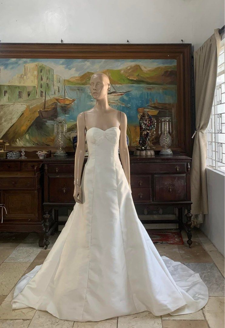 White Tube Wedding Gown (Category: Evening dresses & gowns) located in Pasig City. Submitted by kd_outfitters (Listing ID 1430882097, Image 1). Description: This elegant wedding gown is crafted from luxurious Mikado fabric, Size: fits 26 to 30 inches waistline Price: 5,000 slightly nego Condition: used.