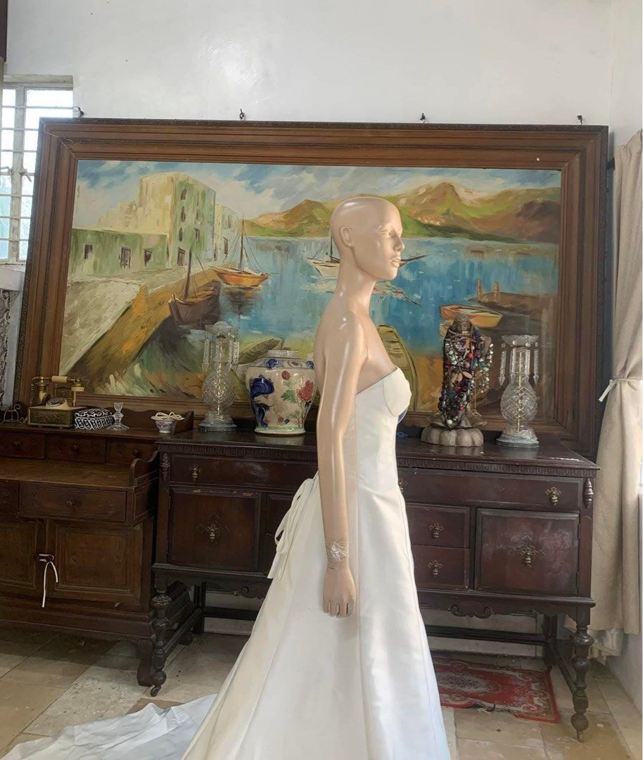 White Tube Wedding Gown (Category: Evening dresses & gowns) located in Pasig City. Submitted by kd_outfitters (Listing ID 1430882097, Image 2). Description: This elegant wedding gown is crafted from luxurious Mikado fabric, Size: fits 26 to 30 inches waistline Price: 5,000 slightly nego Condition: used.