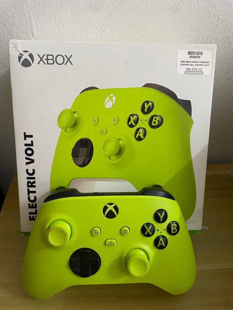 Xbox Controller (Category: Other Mobile & Gadget Accessories) located in Ampang. Submitted by tsyaomar (Listing ID 1430852313, Image 2). Description: Condition 10/10 Jarang pakai. Kurang 2 minggu. boleh tengok depan2 based Ampang, Selangor Harga beli RM259. Jual RM200 boleh nego.