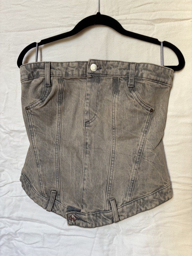 Zara Denim Corset Top (Category: Sleeveless) located in Valenzuela. Submitted by tybur (Listing ID 1430900524, Image 1). Description: - Zara Denim Corset Top - Size: M - Stylish denim material - Flattering corset design - Perfect for a night out or casual wear - Condition: Excellent (USED ONLY ONCE) 📍Valenzuela City.