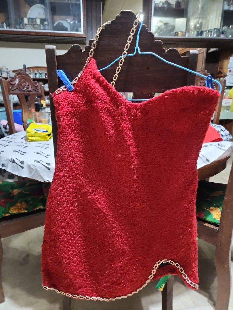 Zara Red Shawl with Chain Detail (Category: Scarves) located in Makati City. Submitted by fairytale8888 (Listing ID 1430904745, Image 1). Description: REMOVED TAG Red shawl features a textured fabric and a unique chain detail along the edges. The shawl is a vibrant red color, making it a statement piece. It is suitable for adding warmth and flair to any outfit..