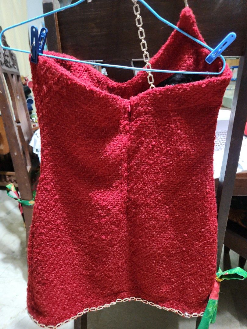 Zara Red Shawl with Chain Detail (Category: Scarves) located in Makati City. Submitted by fairytale8888 (Listing ID 1430904745, Image 2). Description: REMOVED TAG Red shawl features a textured fabric and a unique chain detail along the edges. The shawl is a vibrant red color, making it a statement piece. It is suitable for adding warmth and flair to any outfit..