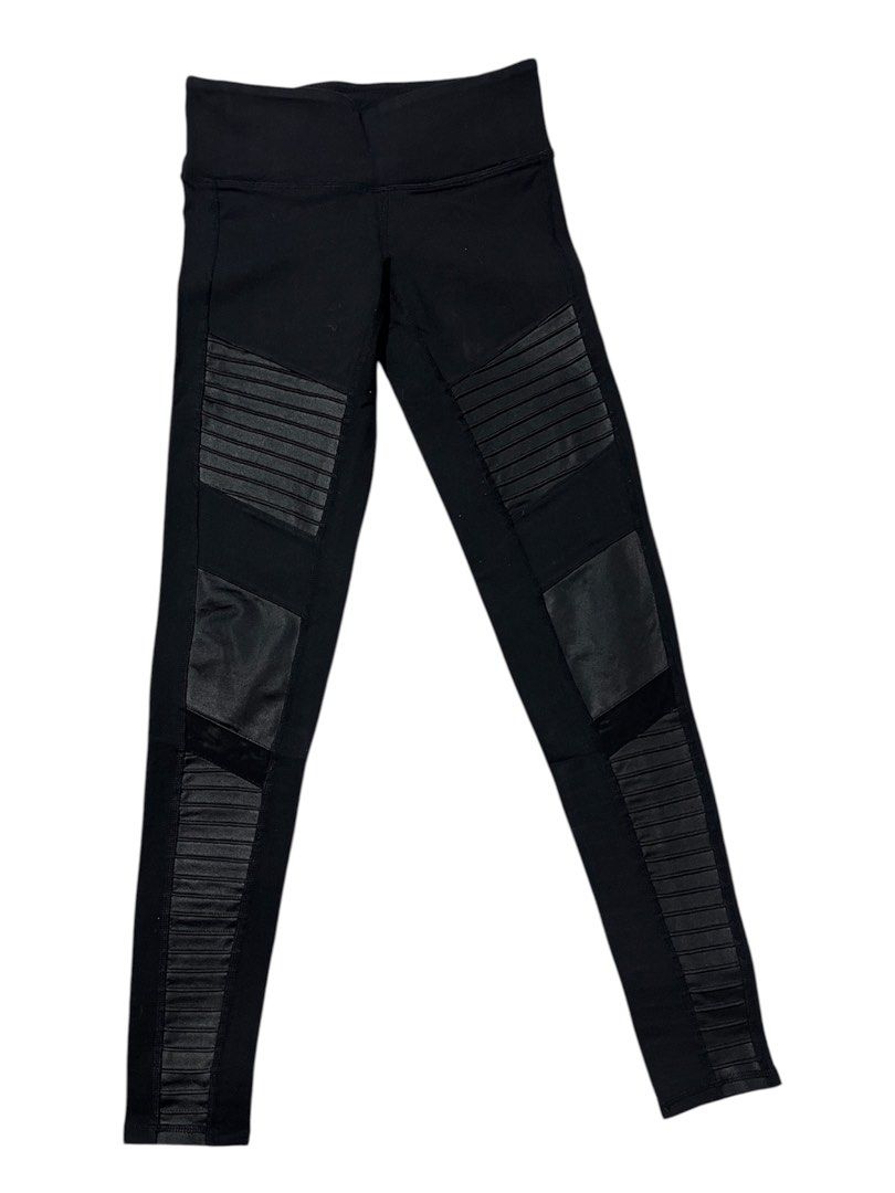 Alo yoga moto leggings XS (Category: Activewear) located in Iba. Submitted by xooperfindslb (Listing ID 1431095737, Image 2). Description: Alo yoga moto leggings Black Xs on tag Waist -13” or 26 waistline Can stretch upto 36” max No issue Like new.