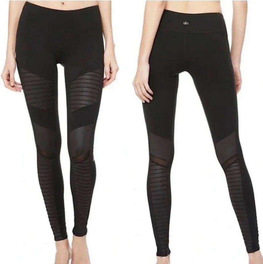 Alo yoga moto leggings XS (Category: Activewear) located in Iba. Submitted by xooperfindslb (Listing ID 1431095737, Image 1). Description: Alo yoga moto leggings Black Xs on tag Waist -13” or 26 waistline Can stretch upto 36” max No issue Like new.