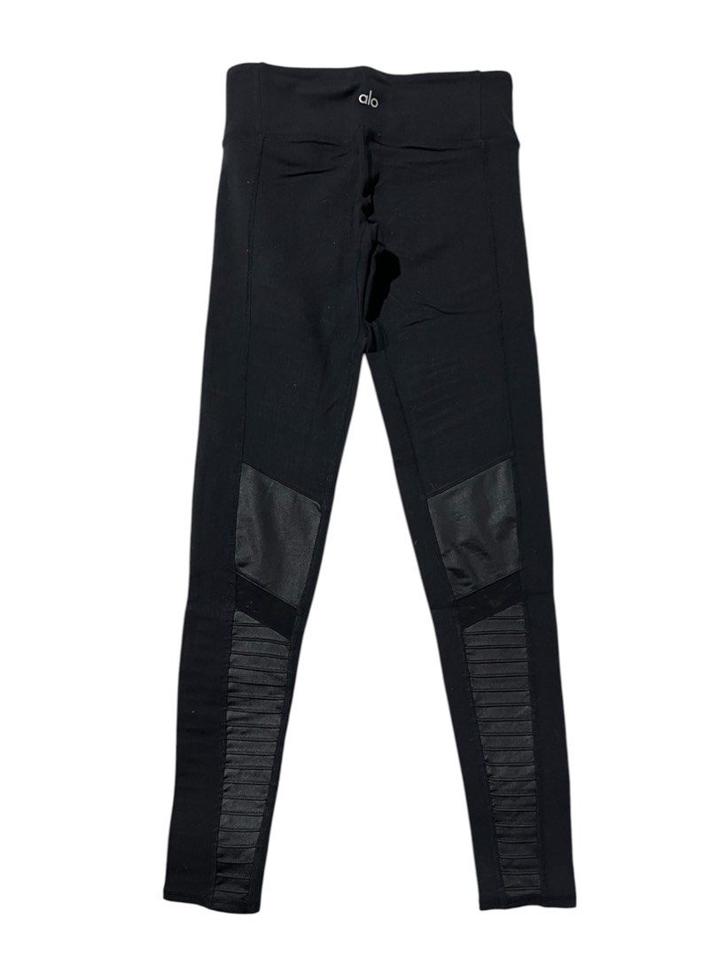 Alo yoga moto leggings XS (Category: Activewear) located in Iba. Submitted by xooperfindslb (Listing ID 1431095737, Image 3). Description: Alo yoga moto leggings Black Xs on tag Waist -13” or 26 waistline Can stretch upto 36” max No issue Like new.