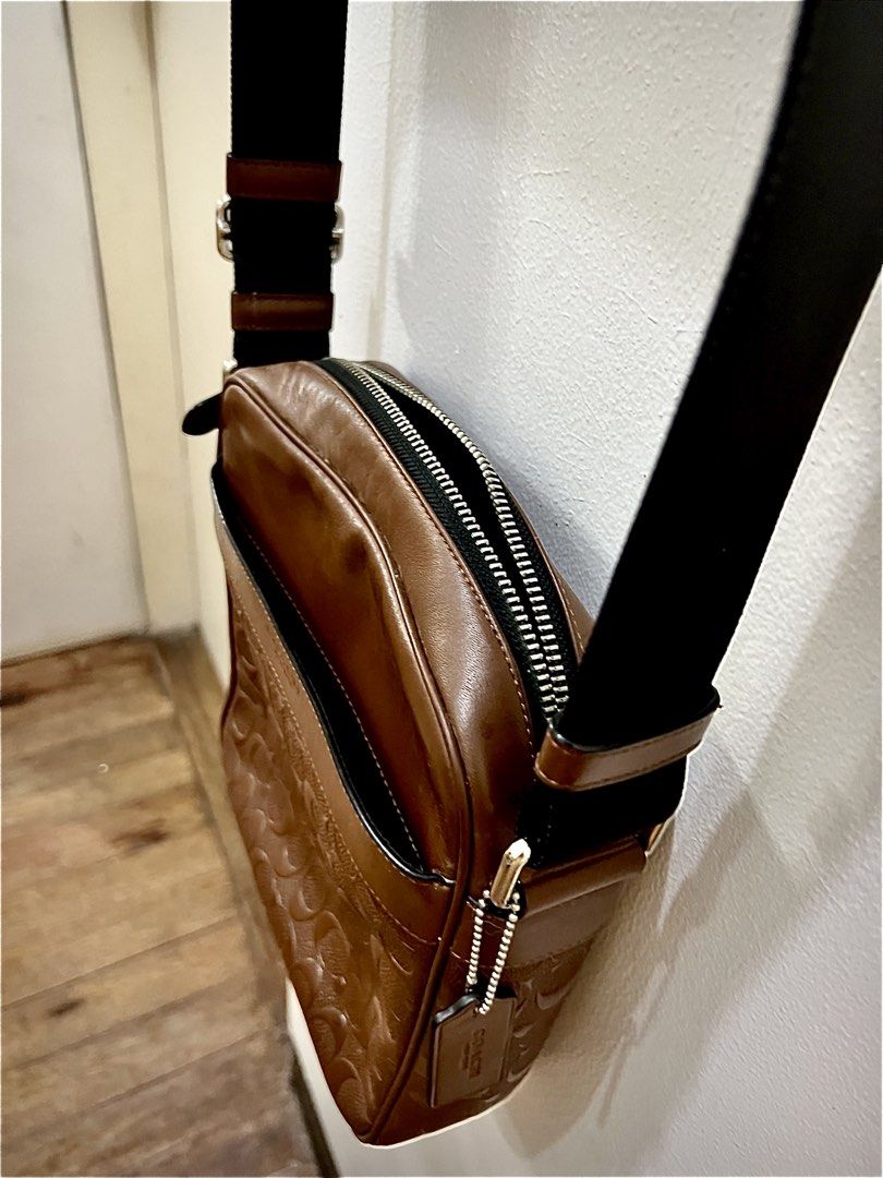 Authentic Coach Charles Flight Bag (Category: Sling Bags) located in Pasig City. Submitted by true_solutionx (Listing ID 1431023248, Image 2). Description: Authentic Crossbody Business small square Coach Bag..