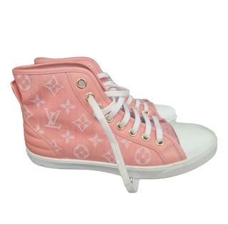 (Category: ) located in . Submitted by jtia_designer_luxury_fashion (Listing ID 1431108994, Image 1). Description: .