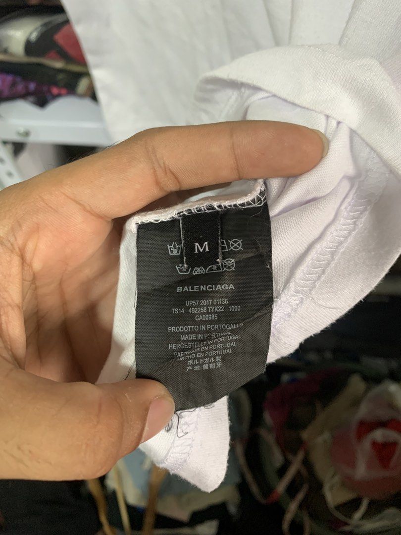 Balenciaga Mode T-shirt (Category: Tshirts & Polo Shirts ) located in Hermosa. Submitted by oddballs.vtg (Listing ID 1431146530, Image 2). Description: Width: 22 Length: 27.
