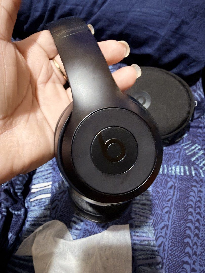 Beats Solo 3 (Category: Portable Audio Accessories) located in Paranaque City. Submitted by hannah.agupit (Listing ID 1431033098, Image 3). Description: Unit, case and cable for charging No issues Ready to use.