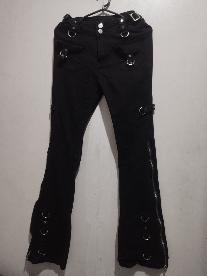 Black alt pants (Category: Other Bottoms) located in Manila. Submitted by rayray030 (Listing ID 1431094233, Image 1). Description: Still in good condition (only worn thrice) Sizes: 25-32 (may belt sha sa sides to adjust) 39 inches length Price: 800 (originally got it for 980) RFS: Decluttering and its too long on me 💔 payment: gcash MOD: lalamove/jnt.