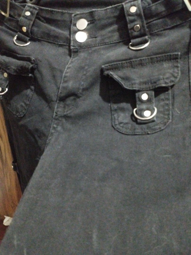 Black alt pants (Category: Other Bottoms) located in Manila. Submitted by rayray030 (Listing ID 1431094233, Image 3). Description: Still in good condition (only worn thrice) Sizes: 25-32 (may belt sha sa sides to adjust) 39 inches length Price: 800 (originally got it for 980) RFS: Decluttering and its too long on me 💔 payment: gcash MOD: lalamove/jnt.