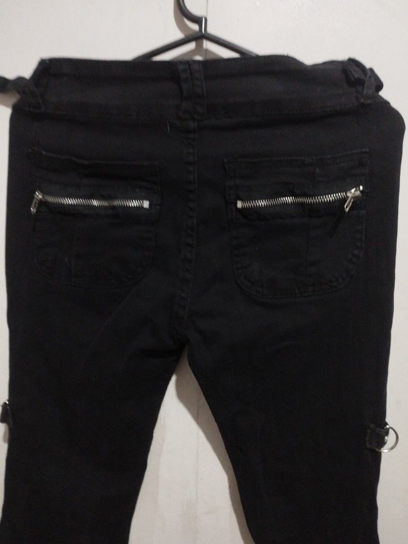 Black alt pants (Category: Other Bottoms) located in Manila. Submitted by rayray030 (Listing ID 1431094233, Image 2). Description: Still in good condition (only worn thrice) Sizes: 25-32 (may belt sha sa sides to adjust) 39 inches length Price: 800 (originally got it for 980) RFS: Decluttering and its too long on me 💔 payment: gcash MOD: lalamove/jnt.