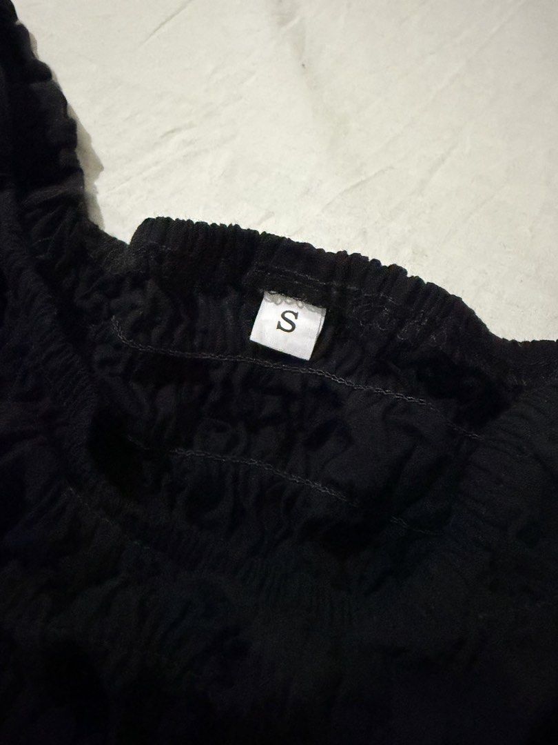 Black Smocked Top with Long Sleeves (Category: Longsleeves) located in Manila. Submitted by vizuu (Listing ID 1431156690, Image 3). Description: Square neckline Scrunched at the wrist area.