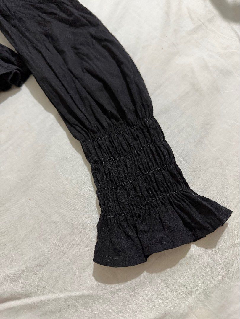 Black Smocked Top with Long Sleeves (Category: Longsleeves) located in Manila. Submitted by vizuu (Listing ID 1431156690, Image 2). Description: Square neckline Scrunched at the wrist area.