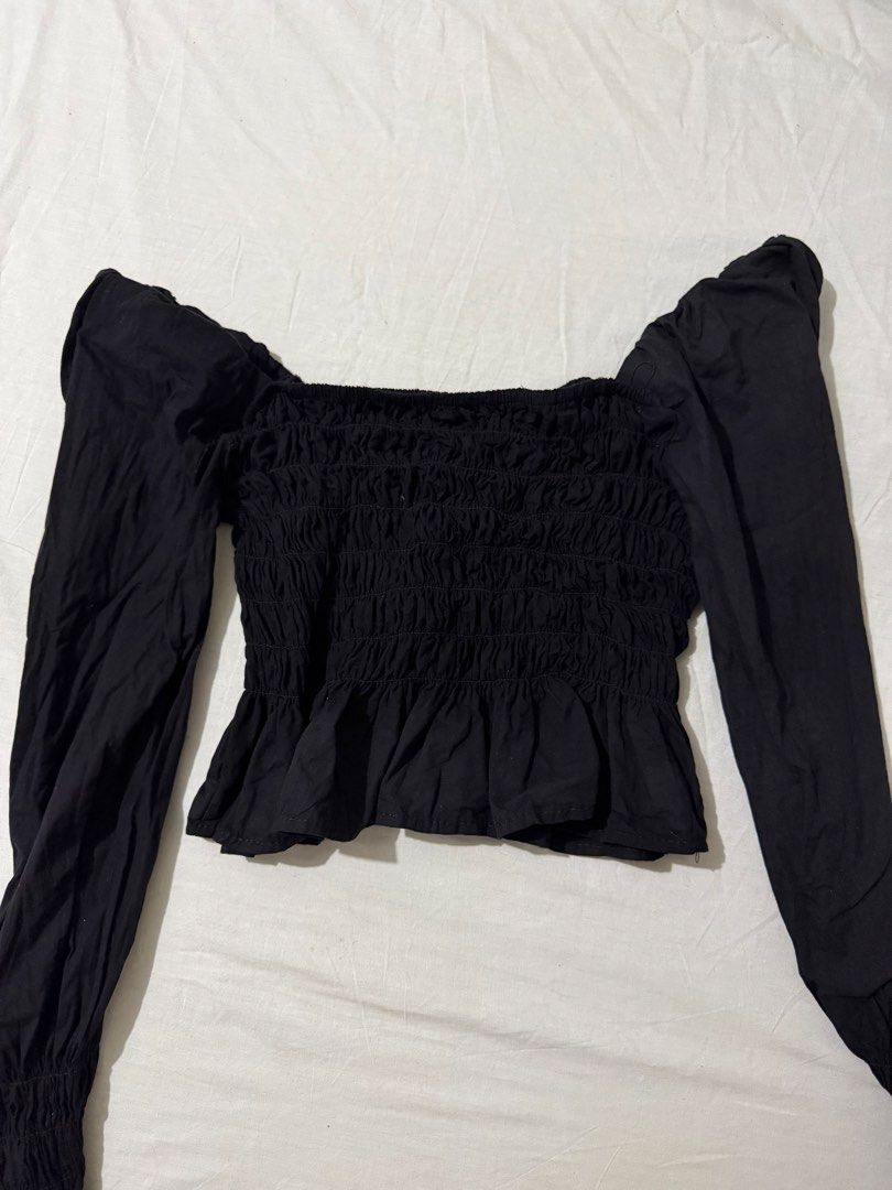 Black Smocked Top with Long Sleeves (Category: Longsleeves) located in Manila. Submitted by vizuu (Listing ID 1431156690, Image 1). Description: Square neckline Scrunched at the wrist area.