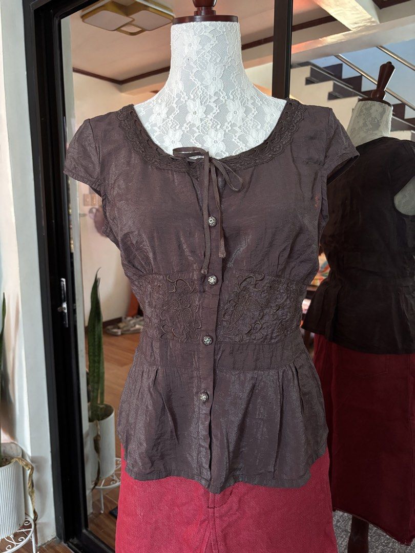 Brown Milkmaid Top with Floral Embroidery Details / Cottagecore Whimsigoth Fairycore (Category: Dresses) located in Manila. Submitted by onlinedreamgirl (Listing ID 1431032575, Image 1). Description: - Brown milkmaid top - Features delicate floral embroidery - Size: M - Versatile brown color - Perfect for various occasions.