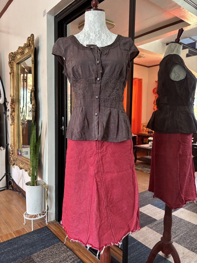 Brown Milkmaid Top with Floral Embroidery Details / Cottagecore Whimsigoth Fairycore (Category: Dresses) located in Manila. Submitted by onlinedreamgirl (Listing ID 1431032575, Image 2). Description: - Brown milkmaid top - Features delicate floral embroidery - Size: M - Versatile brown color - Perfect for various occasions.