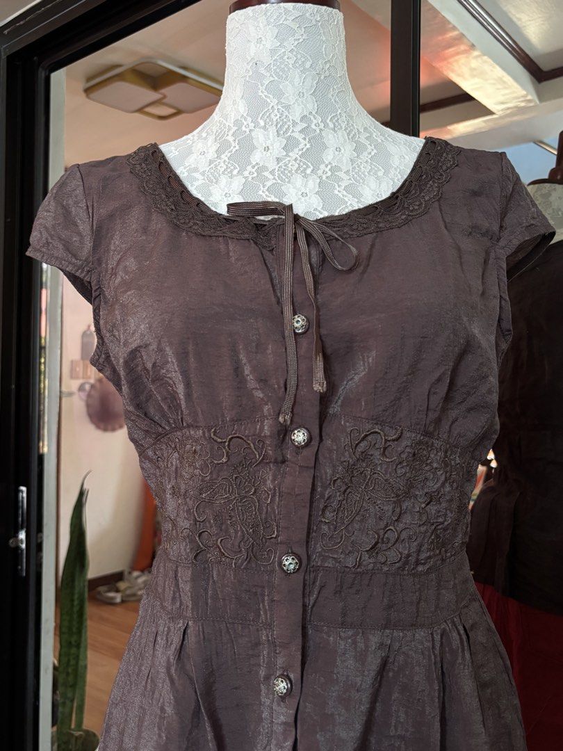 Brown Milkmaid Top with Floral Embroidery Details / Cottagecore Whimsigoth Fairycore (Category: Dresses) located in Manila. Submitted by onlinedreamgirl (Listing ID 1431032575, Image 3). Description: - Brown milkmaid top - Features delicate floral embroidery - Size: M - Versatile brown color - Perfect for various occasions.