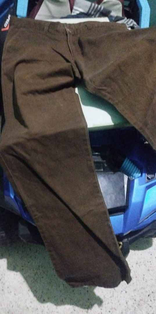 Caravan Club Brown Pants (Category: Trousers) located in Manila. Submitted by deguzmandh17516 (Listing ID 1431162115, Image 1). Description: Brown pants from Caravan Club. The pants have a classic design with a straight leg cut. The pants have a button and zipper closure. The label is visible in the image..